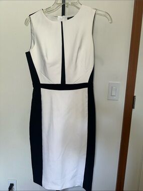 White House Black Market size 0 Sleeveless Black & White Sheath Dress